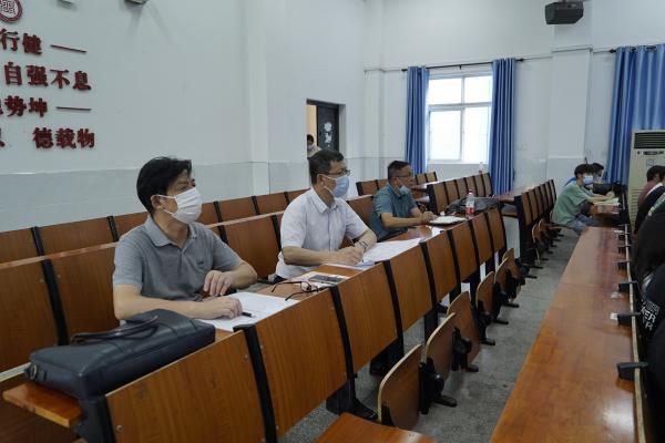 beat365在线唯一官网：开学首日学校领导进课堂与学生同听“第一课”(图1)