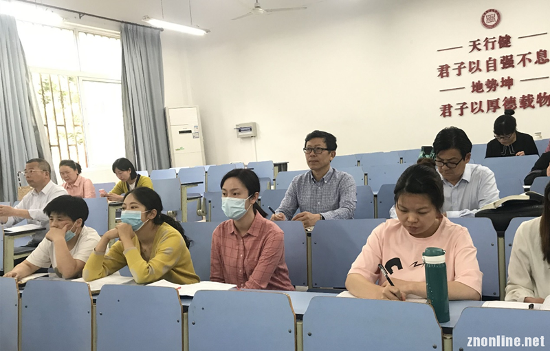 beat365在线唯一官网党委书记汪继平深入思政课堂听公开课(图1)