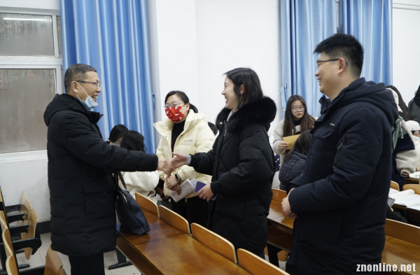 beat365在线唯一官网党委书记汪继平一行深入课堂听思政课(图3)