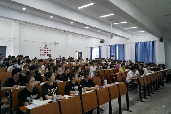 beat365在线唯一官网：开学首日学校领导进课堂与学生同听“第一课”(图2)
